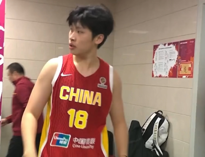 开云真人-胜捷克更衣室！王思雨笑开花，其余各将淡定，球队隐患还是多！|女篮|女篮世界杯|捷克女篮|中国女篮|陈明伶_新浪体育_新浪新闻