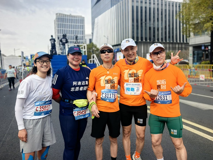 现场｜为什么越来越多人跑步，在十周年的上海半马找到答案|张其尤|上海半程马拉松|马拉松|视障|赛事_新浪体育_新浪新闻